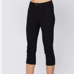 Black Mid rise Judy blue capri